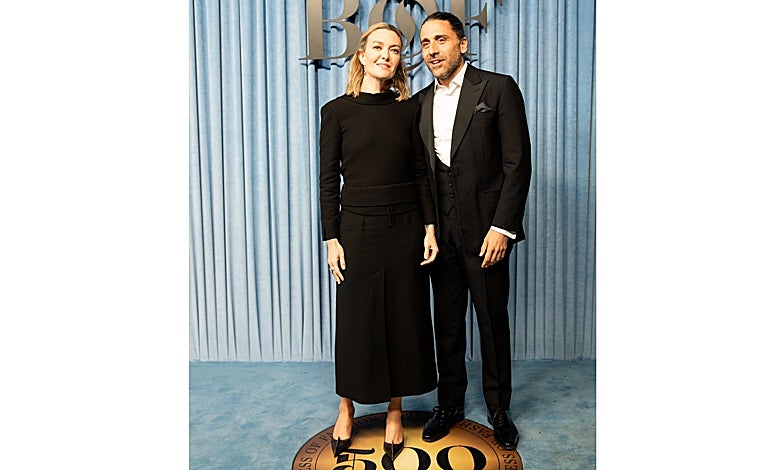 Imagen principal - Marta Ortega, Georgina Rodríguez y Meghan Markle con looks completamente negros en París