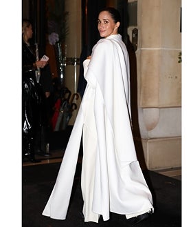 Imagen secundaria 2 - El estilismo completamente blanco que Meghan Markle ha llevado en París