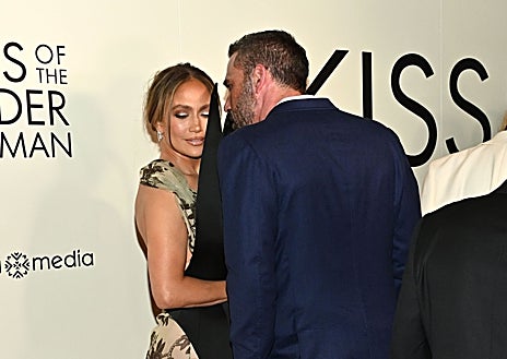 Imagen secundaria 1 - La pareja posó junta durante el estreno de la película en la que ambos han trabajado como actriz y productor