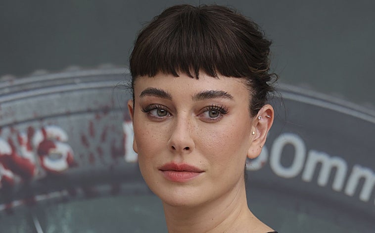 Imagen principal - Blanca Suárez y María Pombo han llevado flequillos postizos, mientras que Demi Moore, no se sabe, pero también ha añadido este complemento capilar a su melena. 