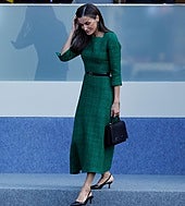 La Reina Letizia apuesta por un vestido de tweed verde para asistir al desfile del 12-O