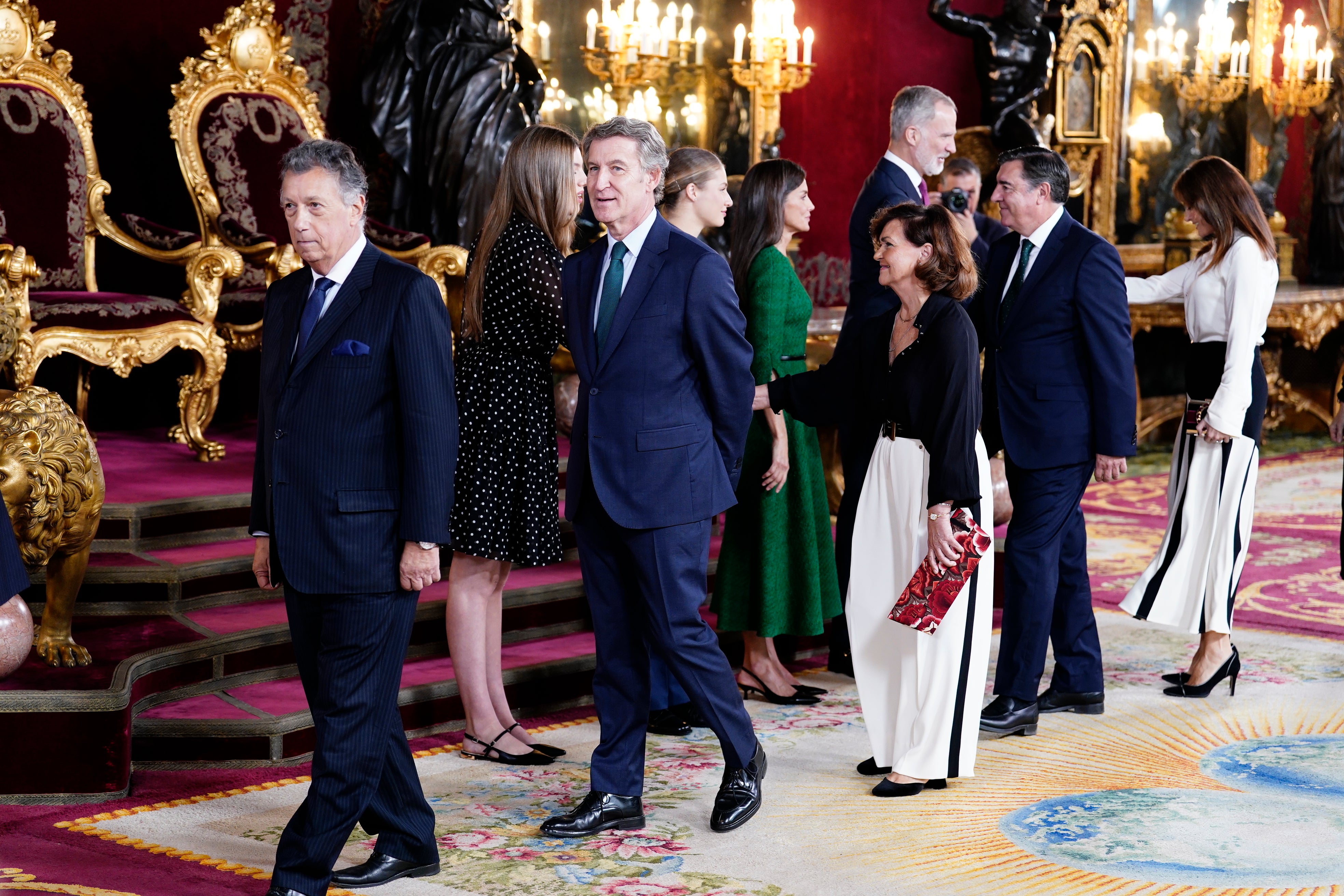 Carmen Calvo con conjunto bicolor de pantalón blanco con banda lateral negra y blusa negra fluida.