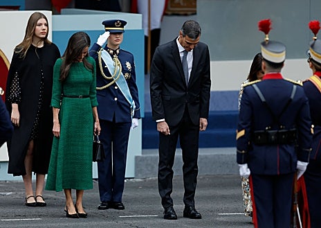 Imagen secundaria 1 - Destalles del estilismo escogido por la Reina Letizia para asistir al desfile de las Fuerzas Armadas