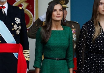 La Reina Letizia apuesta por un vestido de tweed verde para asistir al desfile de las Fuerzas Armadas