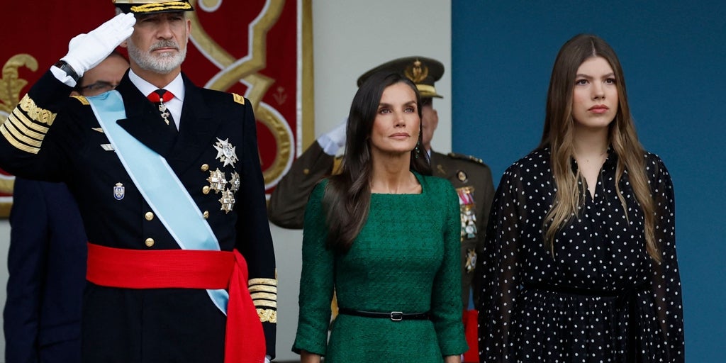 La Reina Letizia apuesta por un vestido de tweed verde para asistir al desfile de las Fuerzas Armadas