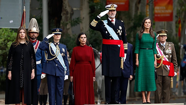 Los Reyes y sus hijas en el desfile de las Fuerzas Armadas