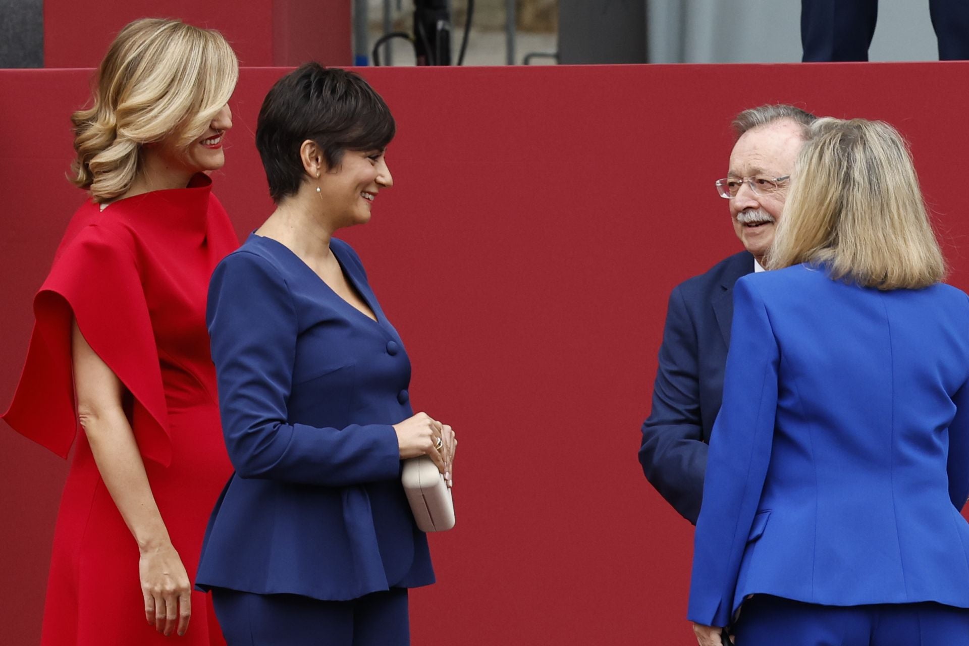 La Ministra de Educación, Pilar Alegría y la de Vivienda, Isabel Rodríguez con estilismos muy dispares en color rojo y azul.