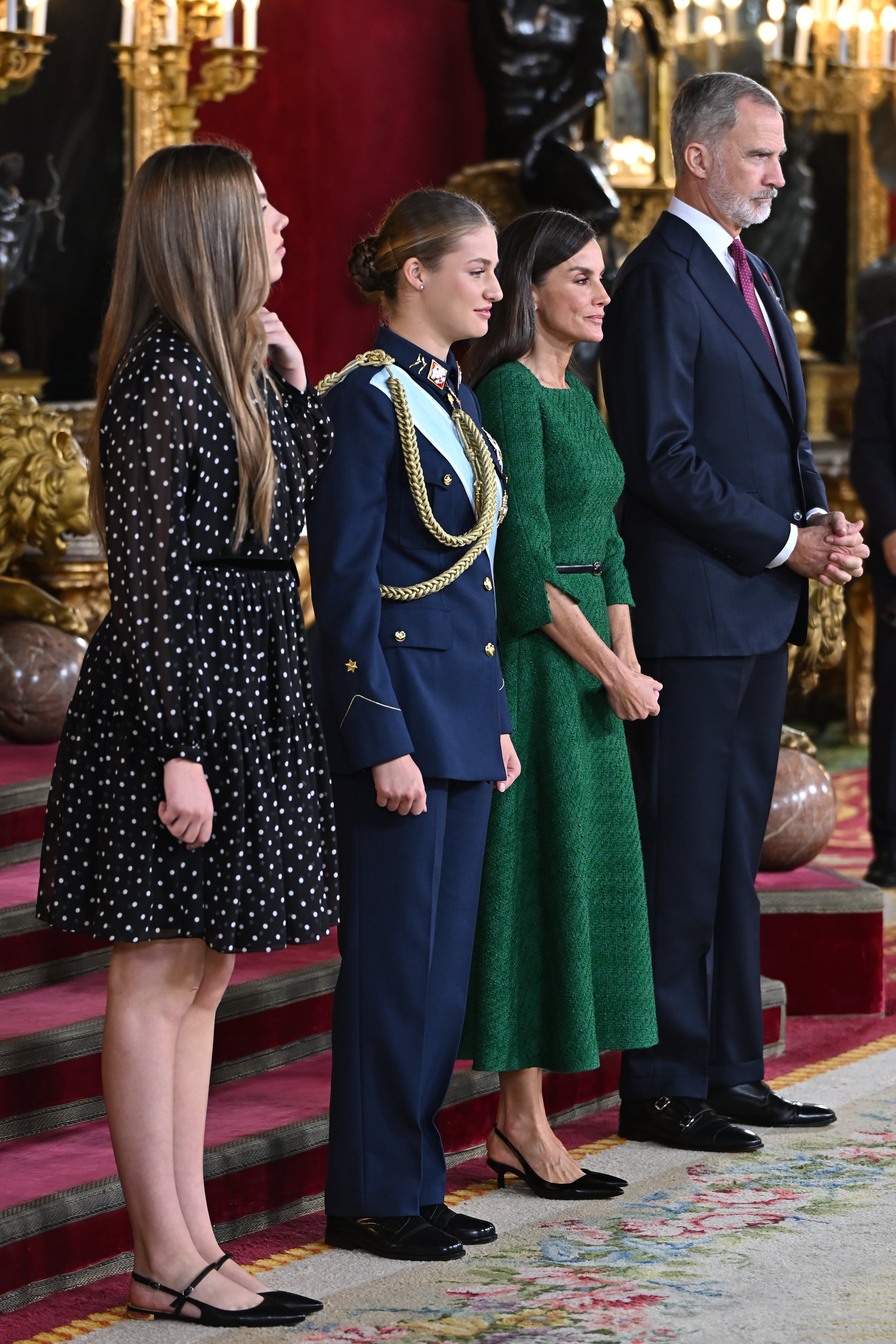 Los Reyes presiden junto a sus hijas la recepción en el Palacio Real tras el desfile militar de las Fuerzas Armadas