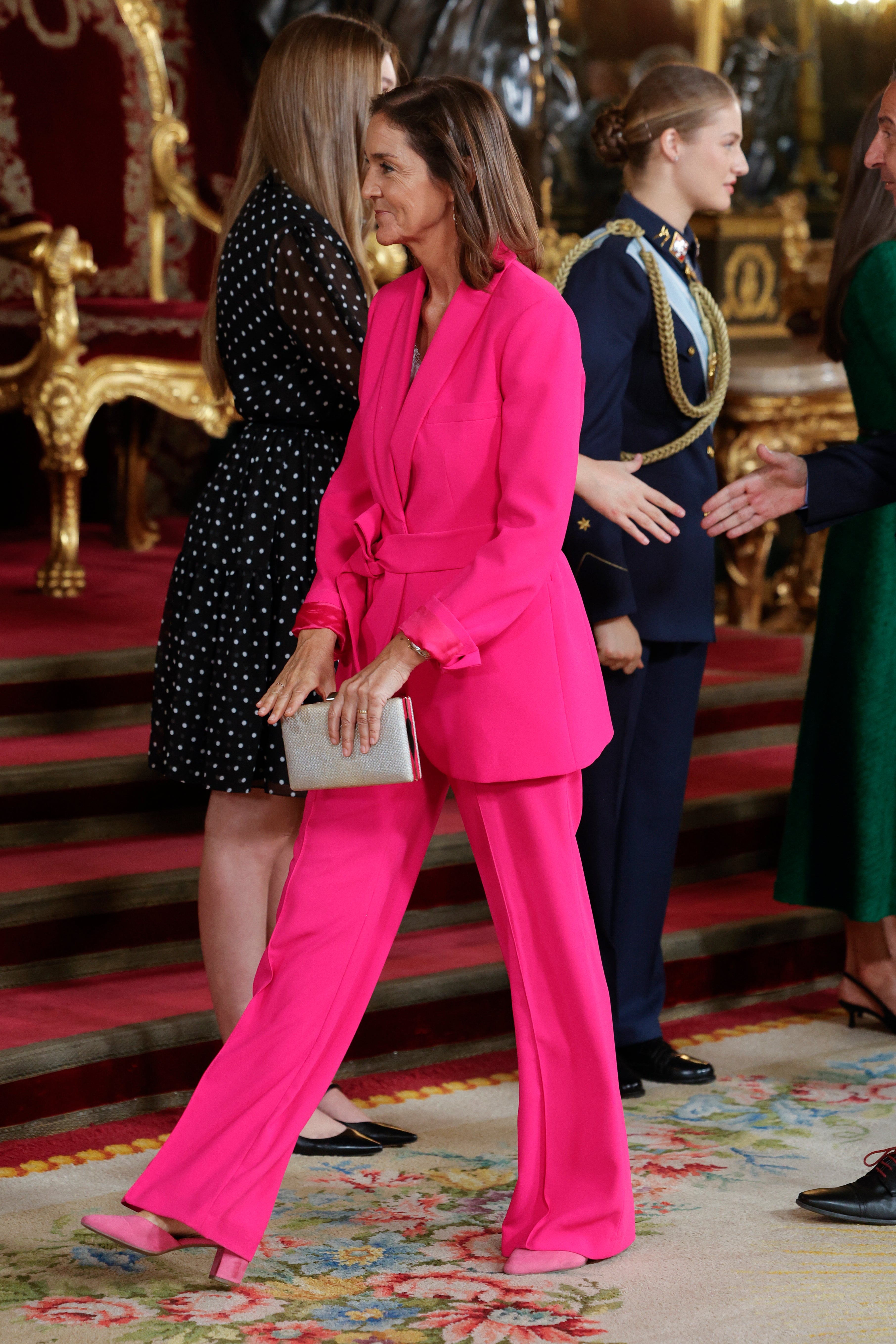 Reyes Maroto se ha decantado por un llamativo traje de chaqueta en color fucsia. 