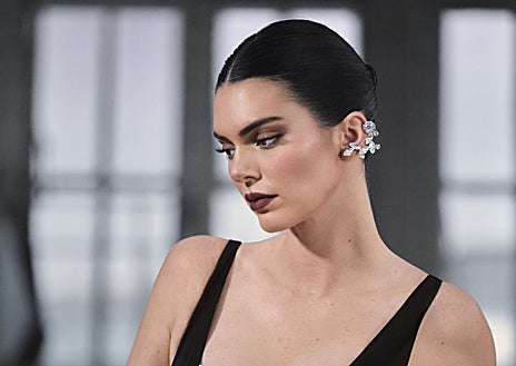 Imagen secundaria 1 - Las tendencias de maquillaje del otoño 2025: sombras, labios y uñas a todo color