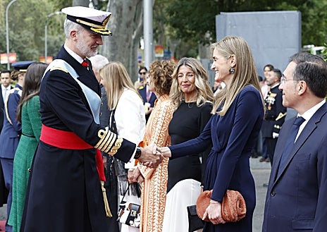 Imagen secundaria 1 - El Rey lució un Bulgari Octo Ultranero durante el desfile de las Fuerzas Armadas