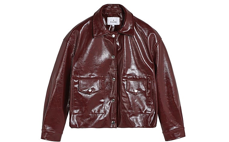 Imagen principal - Chaqueta Scpuvest de Scalpers (159 euros); Camisa de organza marrón de The Loom (135 euros) y jersey de canalé con cuello polo Mango (29,99 euros)