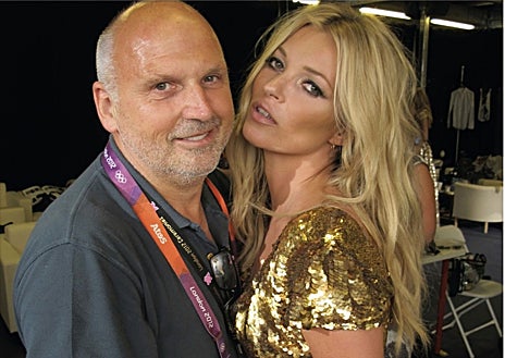 Imagen secundaria 1 - Sam McKnight definió la manera en la que el cabello se entiende en la moda. Dejó Londres para instalarse en Nueva York en los 80. Allí trabajó con las supermodelos del momento, Linda Evangelista, entre otras. Luego llegó Kate Moss y más recientemente Cara Delevingne. 