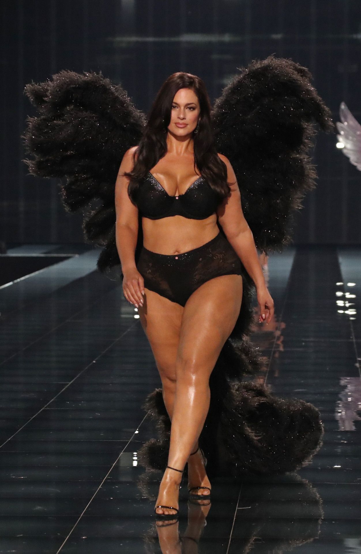 Ashley Graham eligió un conjunto en color negro, que combinó con alas confeccionadas con pelo en el mismo tono. 