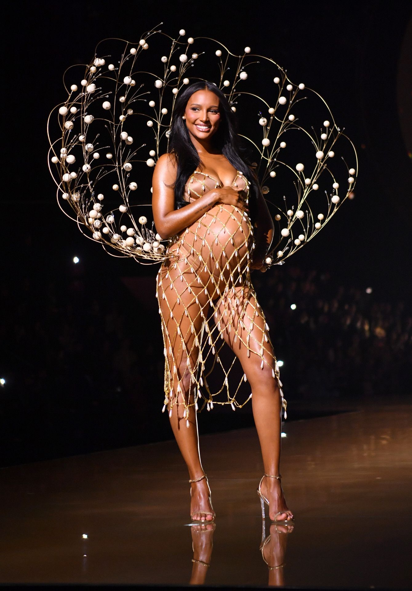 Jasmine Tokes se subió a la pasarela embarazada, luciendo un conjunto de rejilla en color nude. 