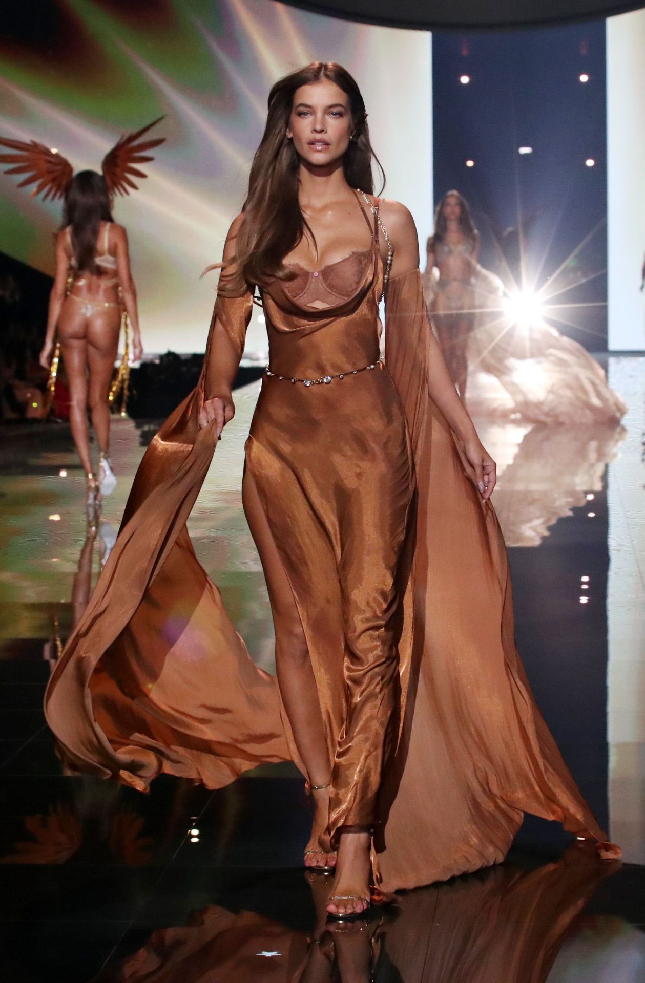 Barbara Palvin con un camisón lencero en color marrón. 