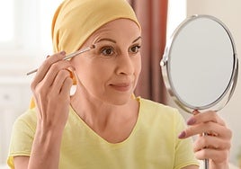 Mirarse al espejo y reconocerse: cuidados de belleza para las pacientes oncológicas