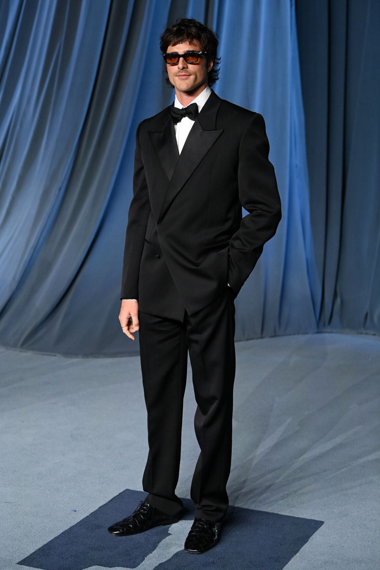 Jacob Elordi eligió un esmoquin con chaqueta cruzada. 