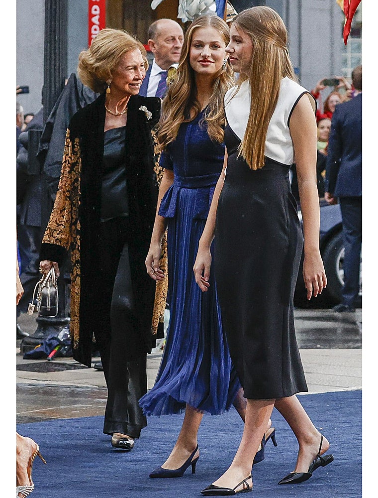 En 2023, la Princesa de Asturias eligió un diseño de Moisés Nieto, y Doña Sofía un vestido más informa de la marca Cardié.