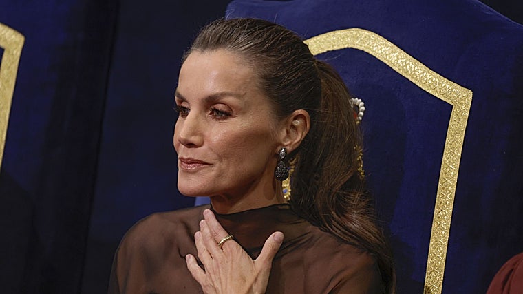 Los detalles beauty del look de la reina: maquillaje marcado y coleta.