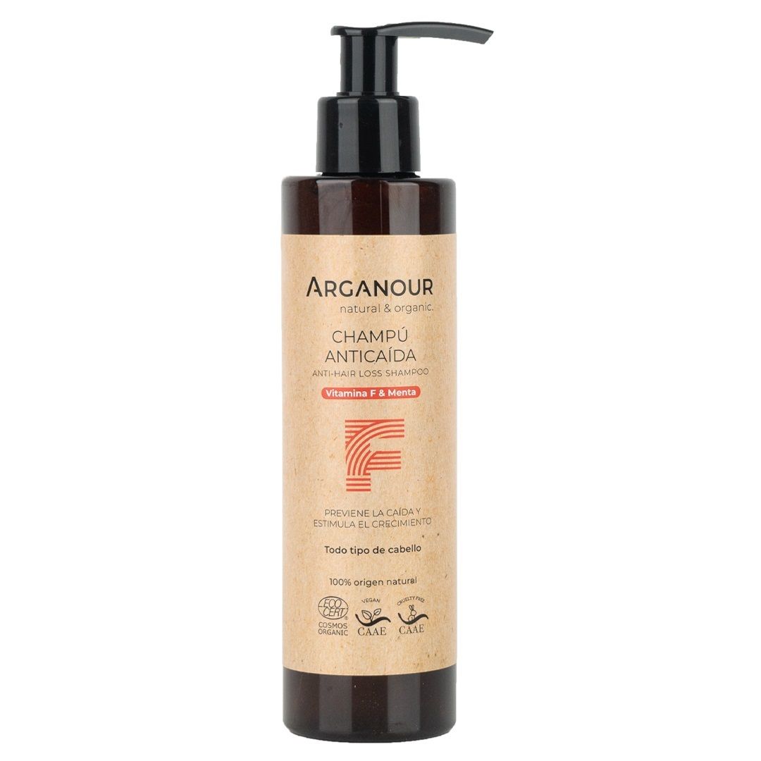Champú anticaída de Arganour (10,95 euros). Elaborado con ingredientes de origen 100% natural además de contar con certificación vegana, reduce la caída, aumenta la densidad y el volumen, mejora la elasticidad y resistencia del cabello y estimula la circulación del cuero cabelludo. En su fórmula se combinan la vitamina F, un complejo de extractos botánicos, un complejo holístico de rosella y cártamo, aceite esencial de menta y de romero.