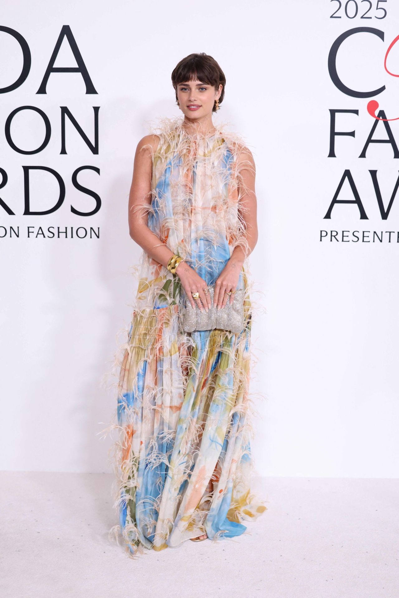 Taylor Hill llevó un vestido vaporoso con estampado acuarela y plumas de Ulla Johnson.