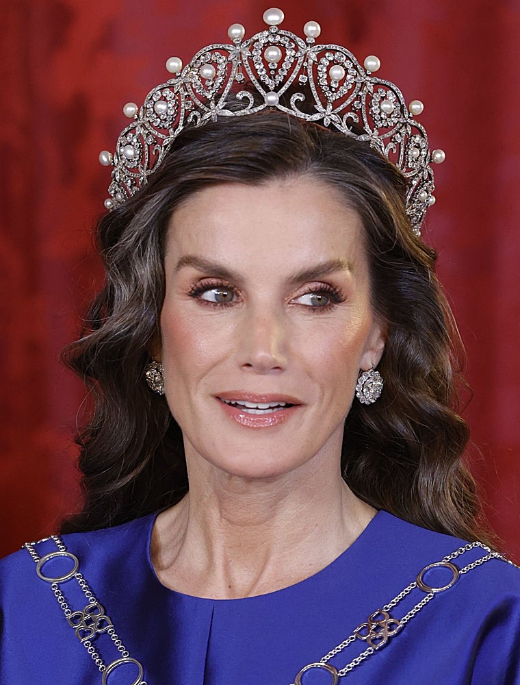 La Reina con la tiara conocida como 'la rusa' y los pendientes de la Reina Victoria Eugenia.