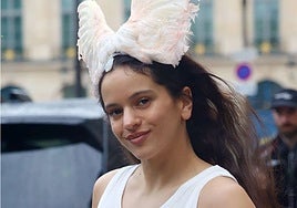 Cómo el vestuario de Rosalía se ha convertido en un elemento más en la promoción de su nuevo disco 'Lux'