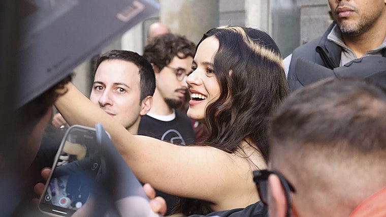 Rosalía con su halo decolorado.