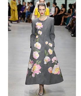 Imagen secundaria 2 - Detalles del estilismo de la Reina durante su visita de Estado a China