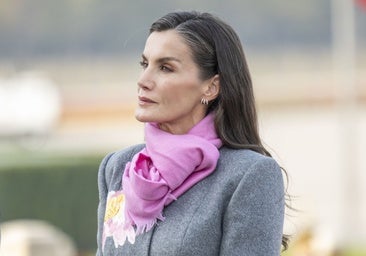 Del llamativo abrigo al vestido de gala de la Reina Letizia en su visita a China: alta costura firmada por Carolina Herrera