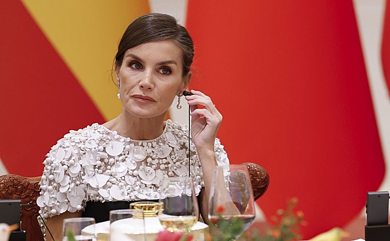 Imagen principal - Detalles del vestido de gala firmado por Carolina Herrera que ha lucido la Reina Letizia