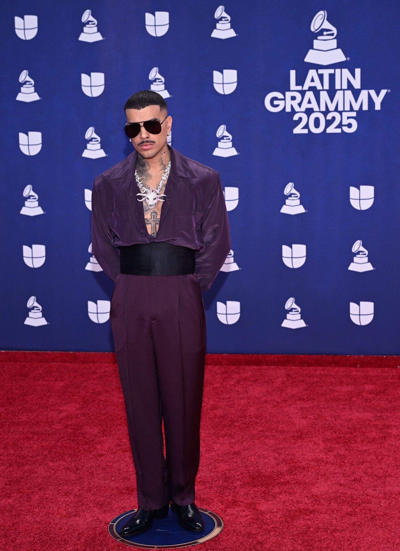 Rauw Alejandro fue uno de los más originales con un dos piezas en color malva, con pantalón de cintura alta y camisa que llevó abierta, dejando a la vista un curioso colgante. 