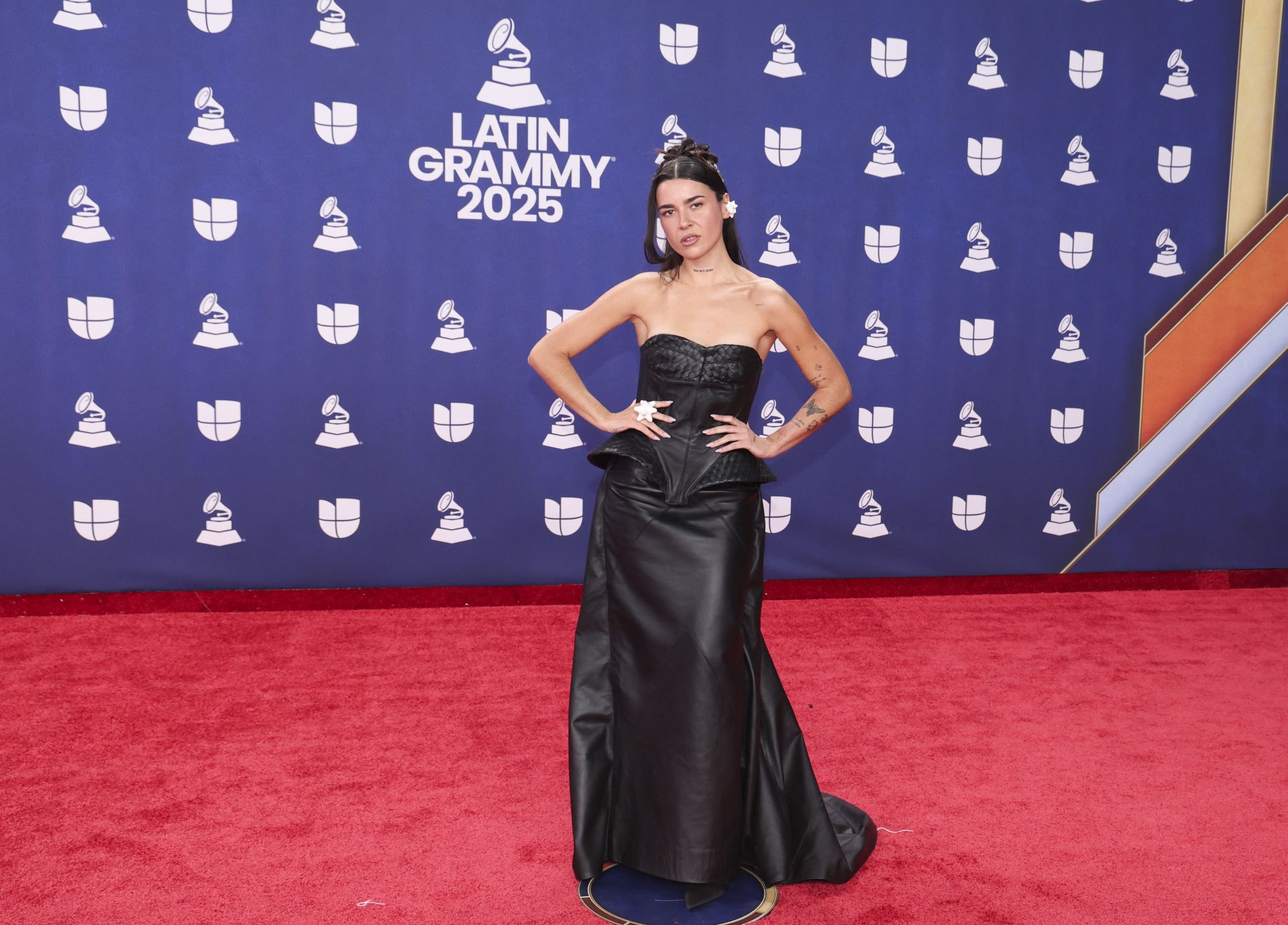 La española Vera GRV, nominada al Mejor Vídeo Musical, lució un diseño de la marca almeriense Blam Atelier. Se trata de un vestido en color negro con escote palabra de honor, pequeña cola y detalle en las caderas. 