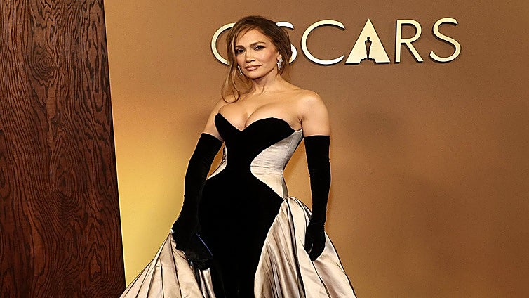 De Jennifer Lopez a Dakota Johnson: los vestidos más espectaculares de los Governors Awards