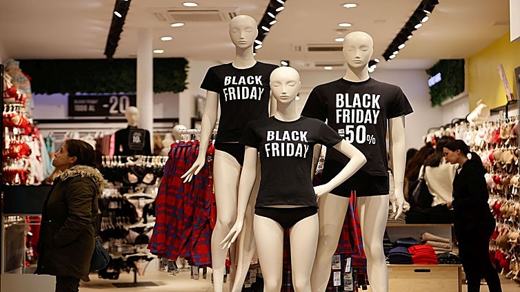 Black Friday 2025: cuándo empiezan en Zara, Mango, Pull & Bear o Stradivarius, descuentos que habrá y otras claves a tener en cuenta