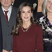 La Reina Letizia estrena falda de lentejuelas y collar 'low cost' en los premios Francisco Cerecedo