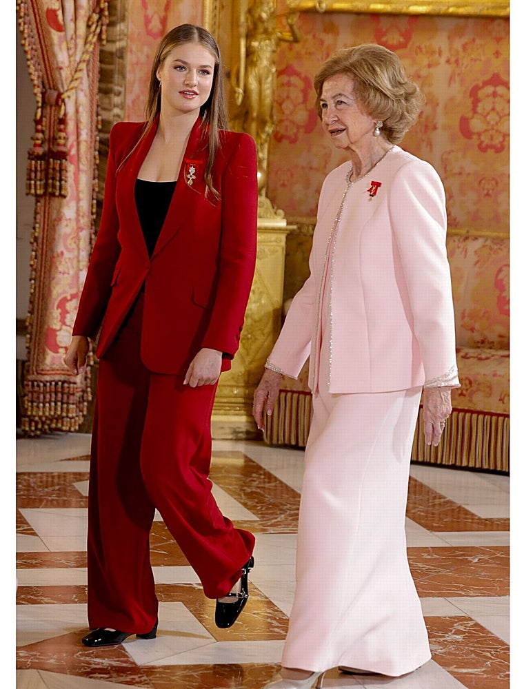 La princesa Leonor junto a su abuela la reina Sofía en la celebración de los 50 años de la Monarquía.