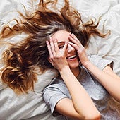 Cómo afecta la falta de sueño al pelo y por qué la noche es un buen momento para tratarlo