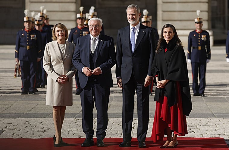 Los Reyes reciben al presidente de Alemania y su esposa en el Palacio Real de Madrid.