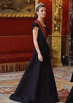 Imagen secundaria 2 - Detalles del estilismo de la Reina Letizia durante la cena de gala con el presidente de Alemania