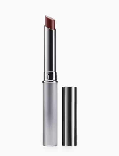 Almost Lipstick™ Nude Honey de Clinique (32,50 euros). El bálsamo de labios transparente y modulable que se funde en los labios y adquiere su color natural. No es una barra de labios ni un brillo: su textura es más parecida a un bálsamo labial con color que se puede aplicar fácilmente.