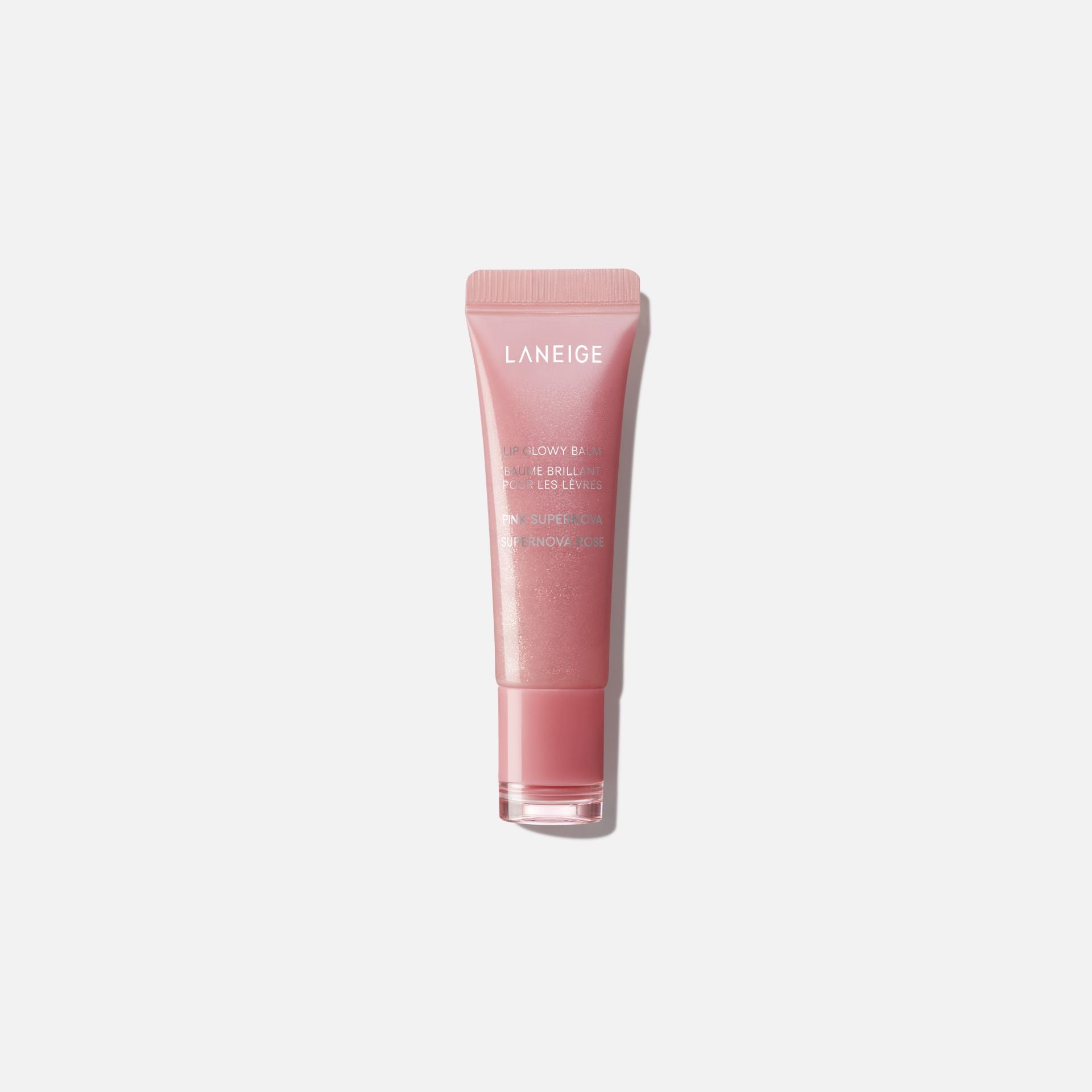 Lip Glowy Balm de Laneige (21 euros en Sephora). Un bálsamo labial que hidrata y cuida gracias a una fórmula con manteca de karité y un complejo de aceites naturales. A los beneficios nutritivos se une el acabado glitter, ya que este gloss transparente está enriquecido con destellos dorados y plateados. Su textura es ligera y no pegajosa.
