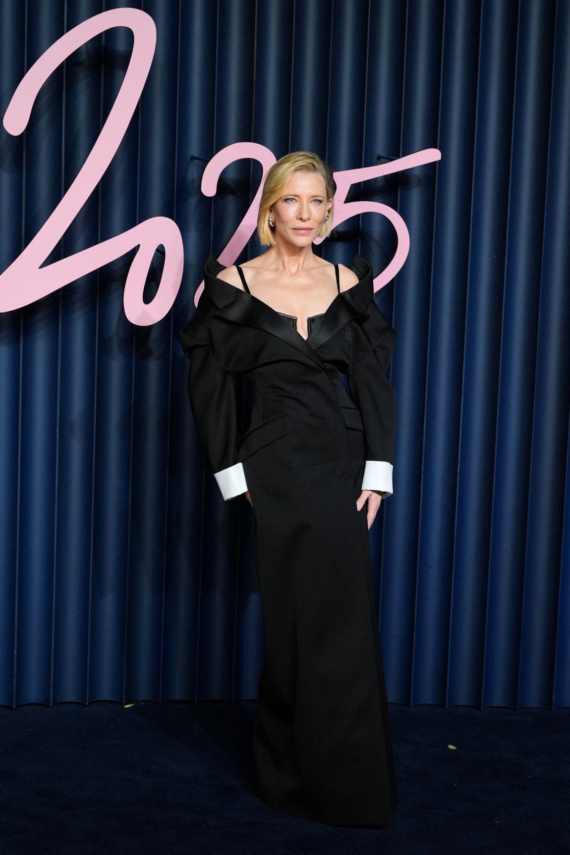 Cate Blanchett sorprendió con un diseño creado por Sarah Burton para Givenchy, que emulaba a un esmoquin. Con los puños blancos, bolsillos y esocte en V, la australiana fue una de las más originales de la alfombra roja. 