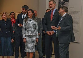 El conjunto de 'tweed' solidario que la Reina Letizia ha elegido para visitar la exposición de Victoria Eugenia