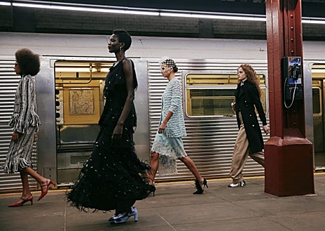 Imagen secundaria 1 - Modelos de Chanel durante el desfile celebrado en el metro de Nueva York
