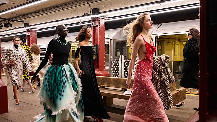 Matthieu Blazy pone a las modelos de Chanel a desfilar en el metro de Nueva York