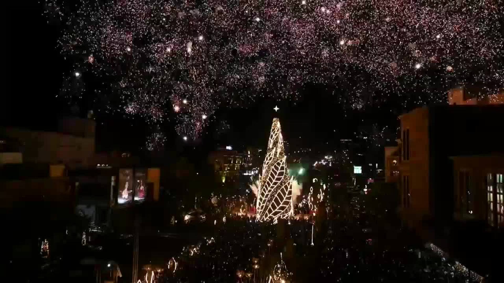 La Navidad llega a Líbano con grandes árboles decorados en Beirut y Biblos
