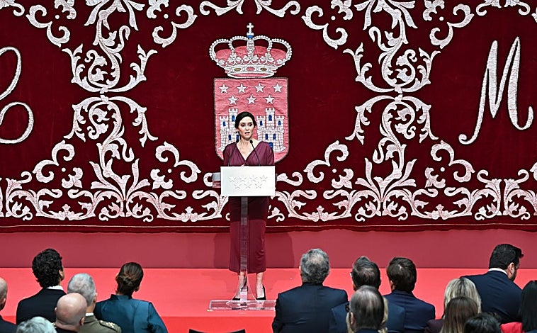 Imagen principal - Detalles del conjunto de Isabel Díaz Ayuso firmado por Victoria Colección