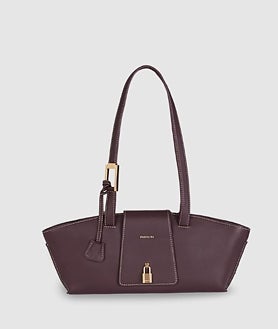 Imagem Secundária 2. A cor e a atenção aos detalhes são fatores-chave na escolha da roupa. Blazer Sepiia (179,90€), vestido Bimani (122,55€) e bolsa Paris64 (379€)